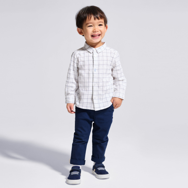 قميص بمربعات بأكمام طويلة قابل للطي باللون الأبيض للأولاد الصغار